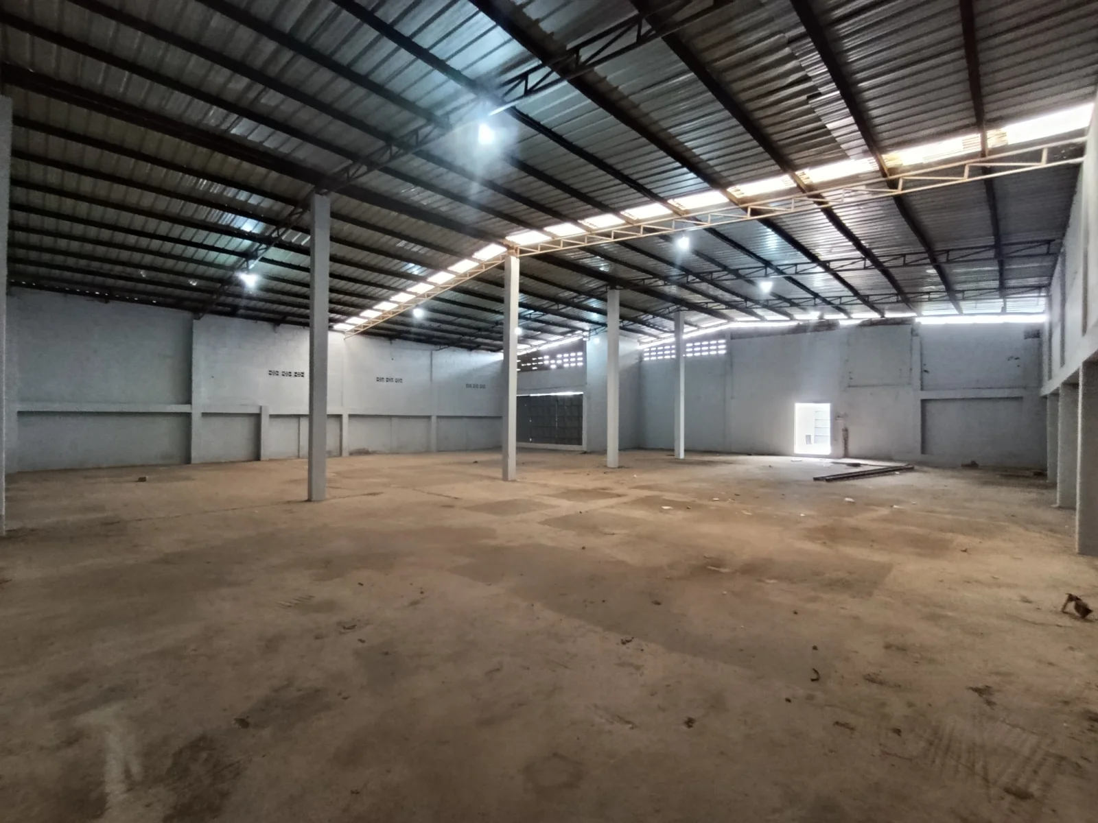 FOR SALE WAREHOUSE IN AGOE FIOVI 200m FROM THE TAR