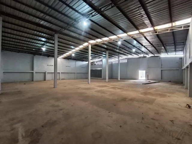 FOR SALE WAREHOUSE IN AGOE FIOVI 200m FROM THE TAR